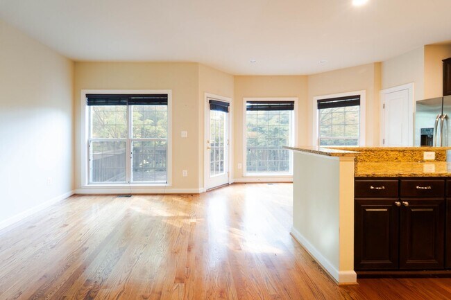 Building Photo - Stunning Centreville Townhome With Excellent Commuter Access