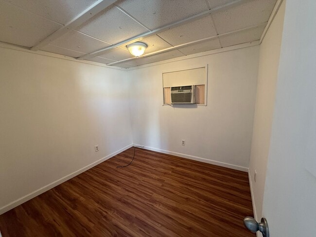 Building Photo - Cute 1.5 Bdrm w/ Toy Parking.