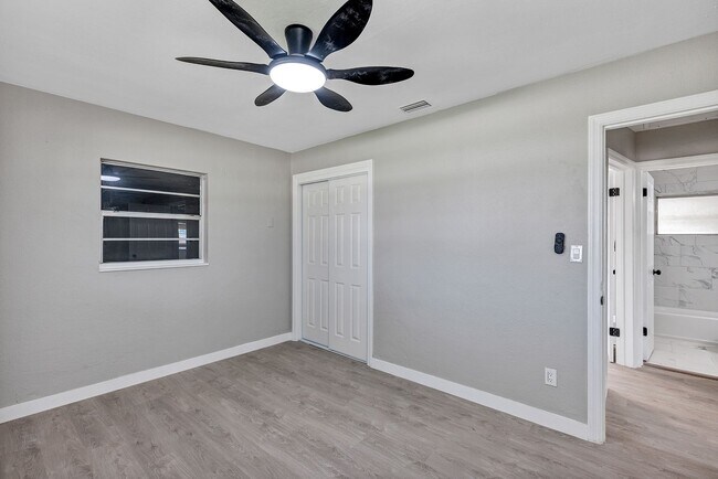 Building Photo - Charming 3-Bedroom Home with Spacious Yard & Enclosed Porch in Frostproof