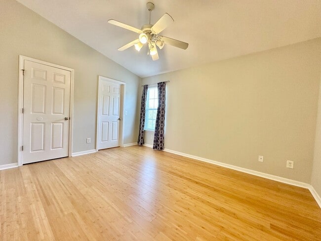 Building Photo - Welcome Home! Rare 3 Bedroom 2.5 Bath Town...