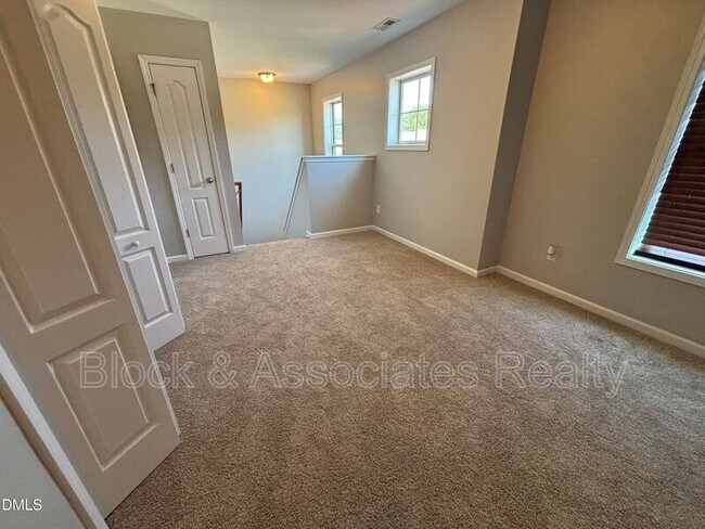 Building Photo - 438 Roanoke Dr
