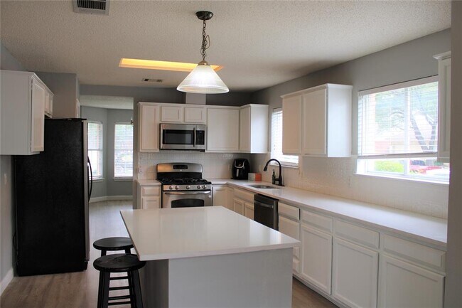 Building Photo - 16205 Glorious Ln