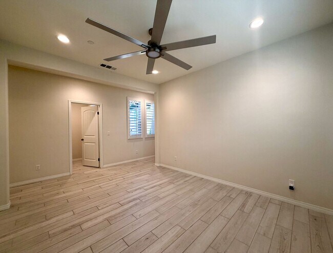 Building Photo - AVAILABLE NOW!! STUNNING 4 Bed/ 3.5 Bath POOL HOME in La Quinta!