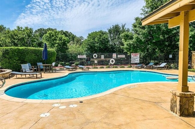 Building Photo - 16100 S Great Oaks Dr