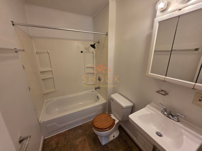 Building Photo - Cute 2 Bedroom Home Close to Downtown