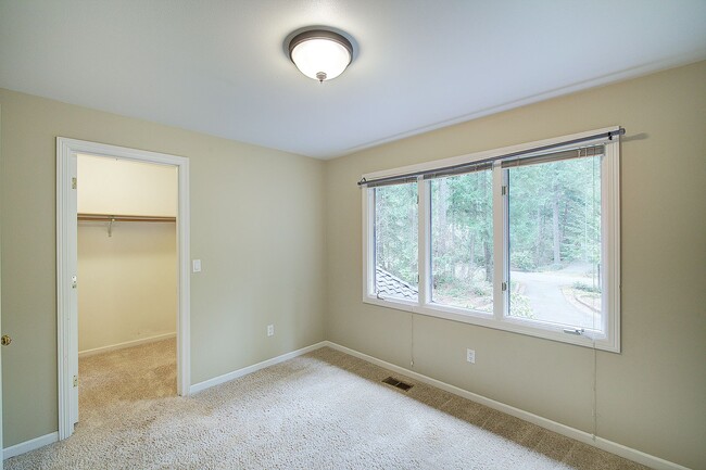 Building Photo - 4bd/3.5ba North Bend Home