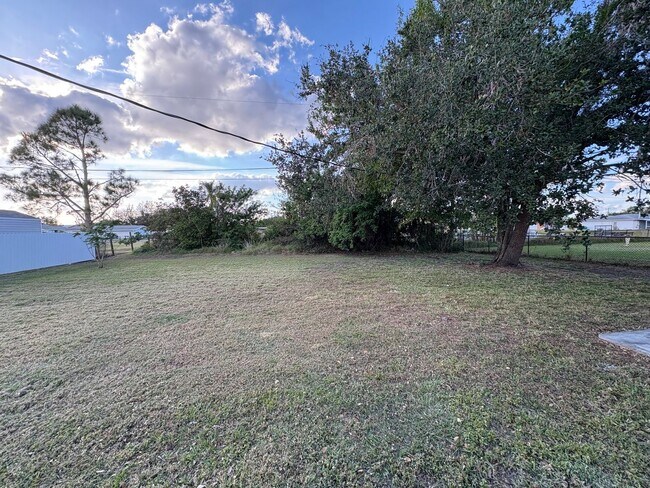 Building Photo - Spacious 2/2 with a garage available until AUGUST