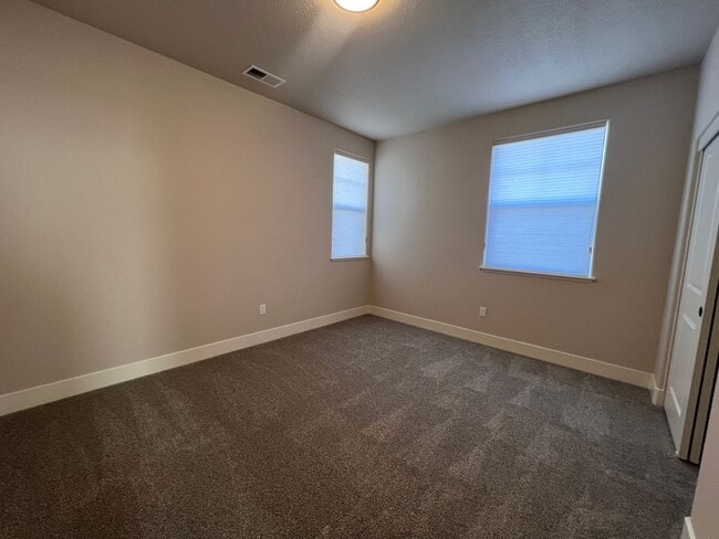 Building Photo - Beautiful! 3/2.5/2 Townhome in Gardnerville