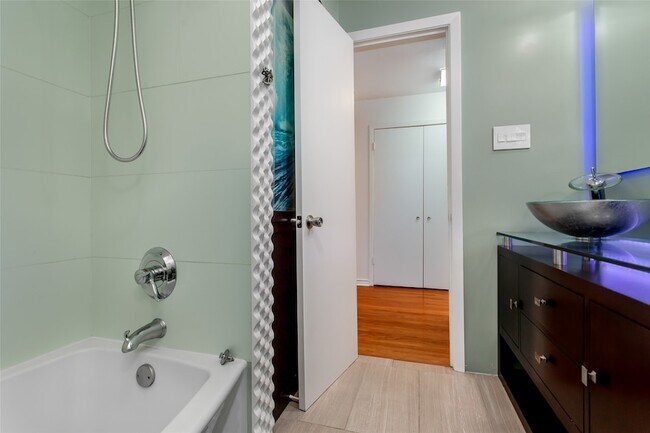 Building Photo - 7475 Brentcove Cir