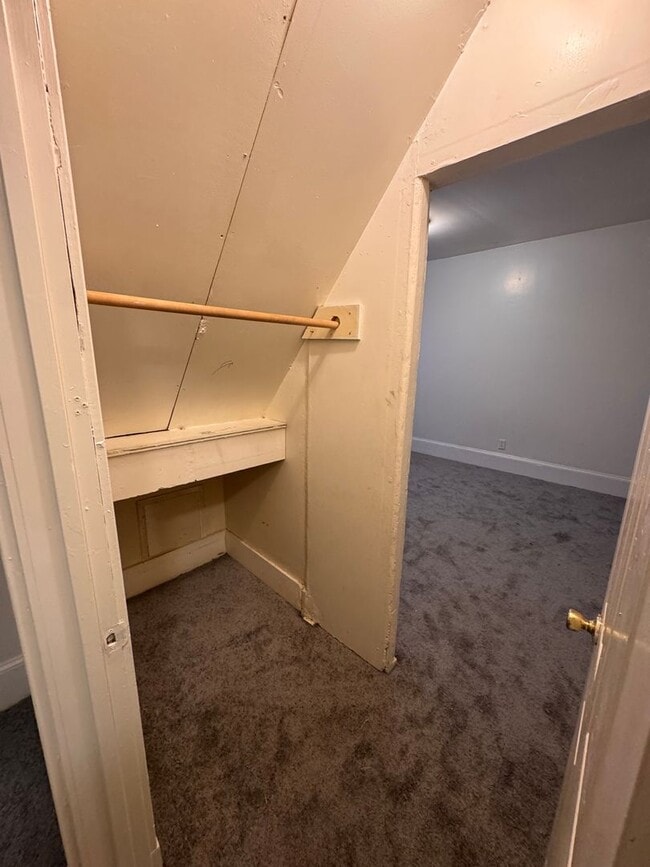 Building Photo - AVAILABLE Now! Wonderful 2 Bedroom, 1 Bath, Upper Level Unit with quick access to 94 and Downtown...