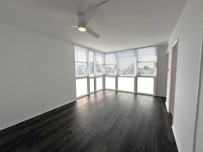 Building Photo - Large Updated 2BR/2BA Bath Condo - Steps from Fort Lauderdale Beach!