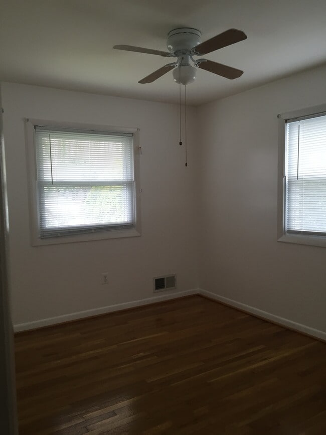 Building Photo - 4 BEDROOM, 3 FULL BATH SINGLE FAMILY HOME ...