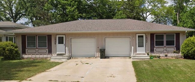 Building Photo - HALF OFF FIRST MONTH'S RENT SPECIAL! 2 Bedroom 1 Bath Condo