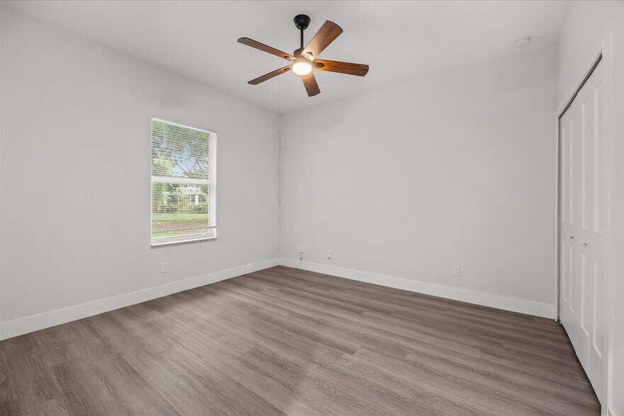 Building Photo - 419 SW Namoit Pl