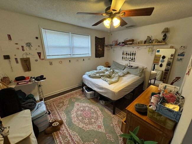 Building Photo - Charming 3 bed/2bath Cottage!