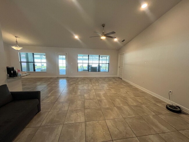 Building Photo - "Spacious 4-Bedroom Home in Mulberry's Heritage Park - 2 Full Baths & 2,211 Sq. Ft. of Comfort!"