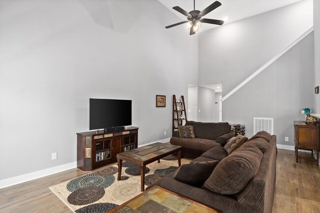 Building Photo - 4 Bedroom Near Post With River Access For ...