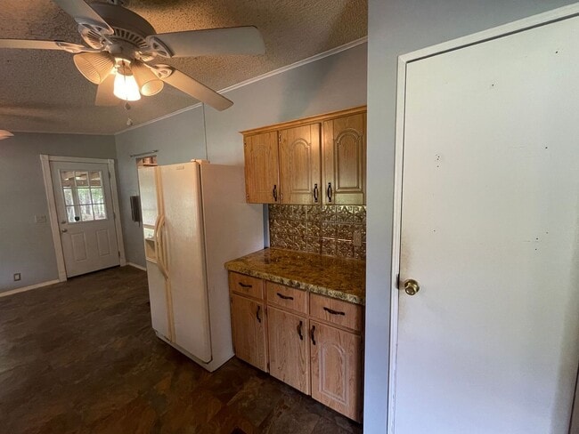 Building Photo - 3 BEDROOM LOCATED ON SHADED ACRE LOT