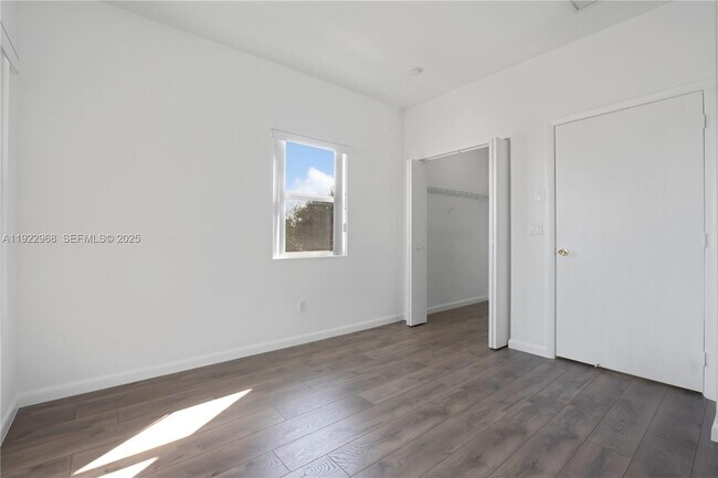 Building Photo - 5610 SW 43rd St