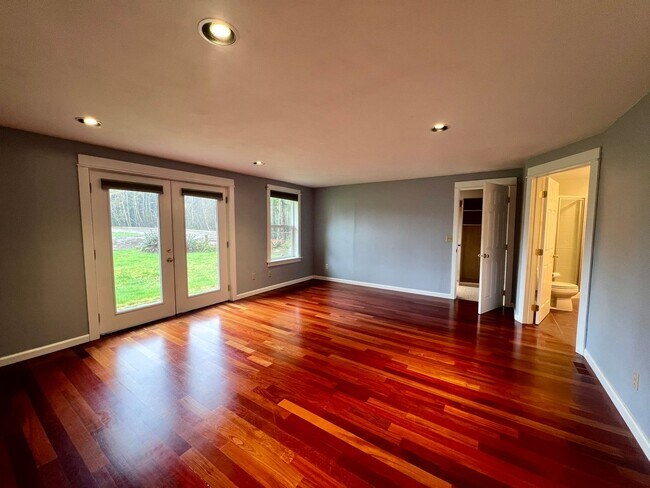 Building Photo - PENDING APPLICATION; Private Westside 3 BD+Den