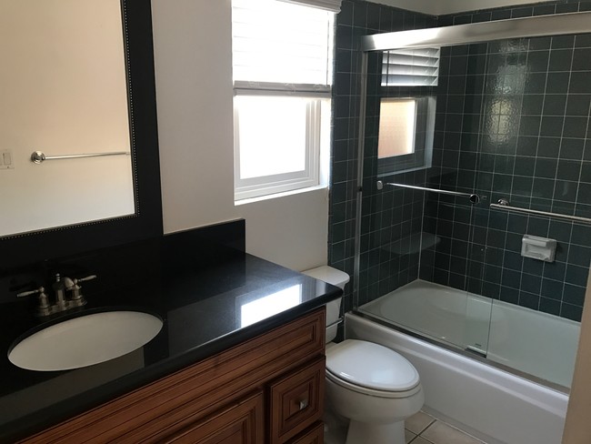 MAIN BATHROOM - 410 28th St