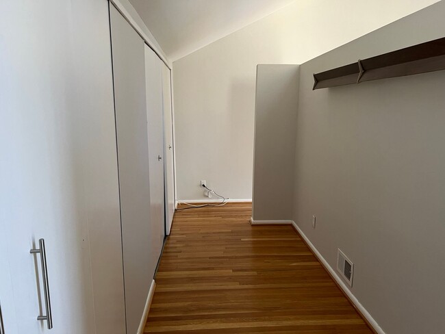 Building Photo - Spacious Home Close to Everything!