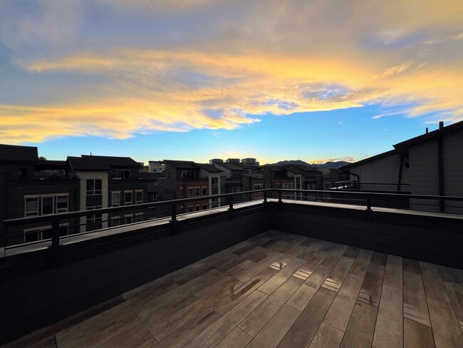 Building Photo - 525 Promenade Dr