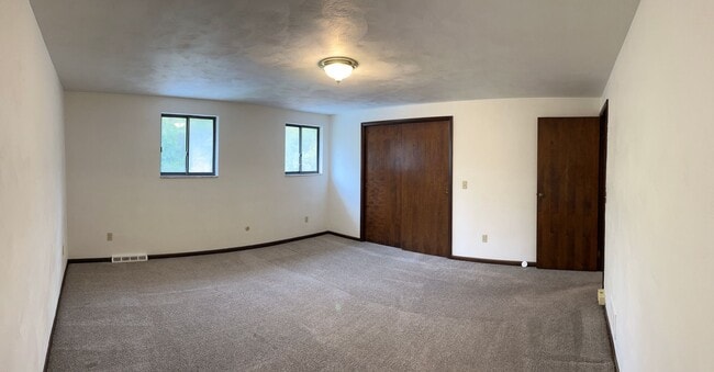 Building Photo - 2 Bedroom Shaler Townhouse with Garage