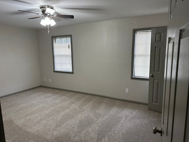 Building Photo - 905 W Jackson St