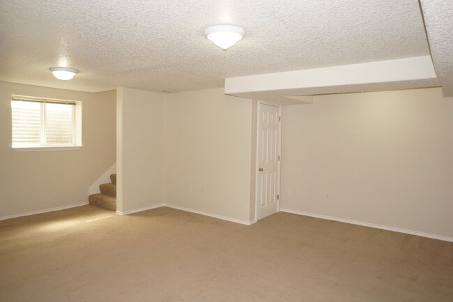 Building Photo - SE Jewel! Spacious living!