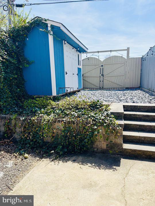 Building Photo - 1911 D St NE