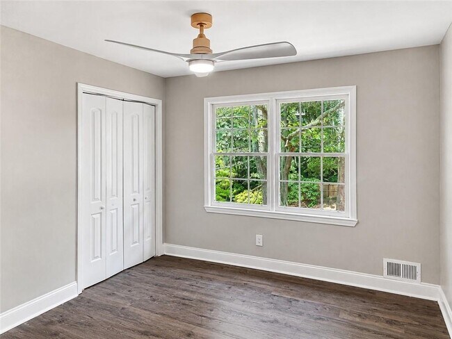 Building Photo - 4521 S Roberts Dr
