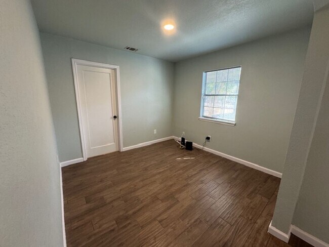 Building Photo - Nicely Remodeled Southside San Antonio Hom...