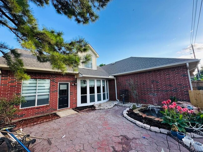 Building Photo - 17014 Sandestine Dr