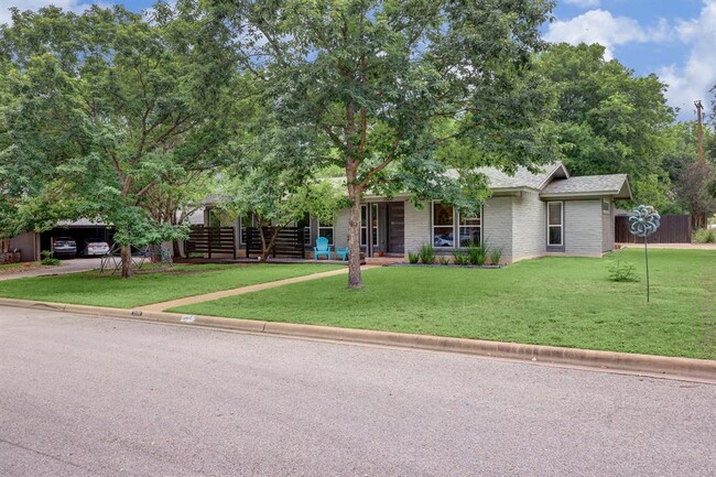 Building Photo - 2500 Pinewood Terrace