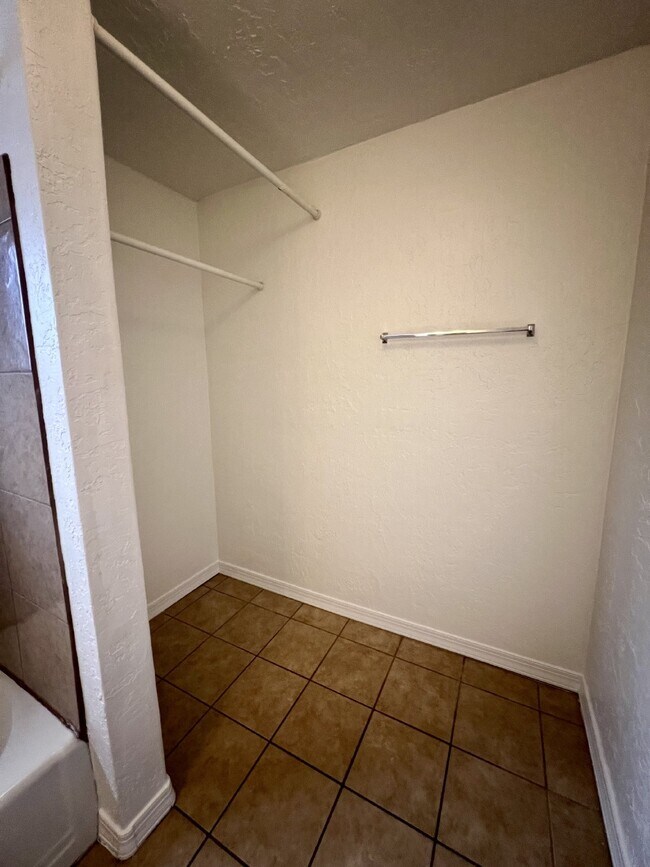 Building Photo - 2 bedroom / 1 bath close to KAFB and I-25 Move-in Special!