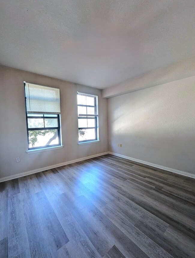 Building Photo - $500 rent credit December move-in special. Updated, clean 1x1 New floors, appliances, washer/dryer!