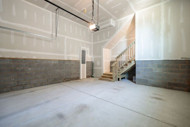 Building Photo - PRICE DROP on Beautiful 5 Bedroom Home wit...