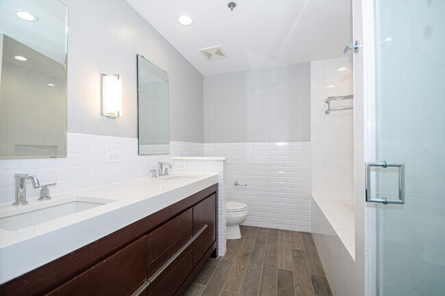 Building Photo - 758 N Larrabee St