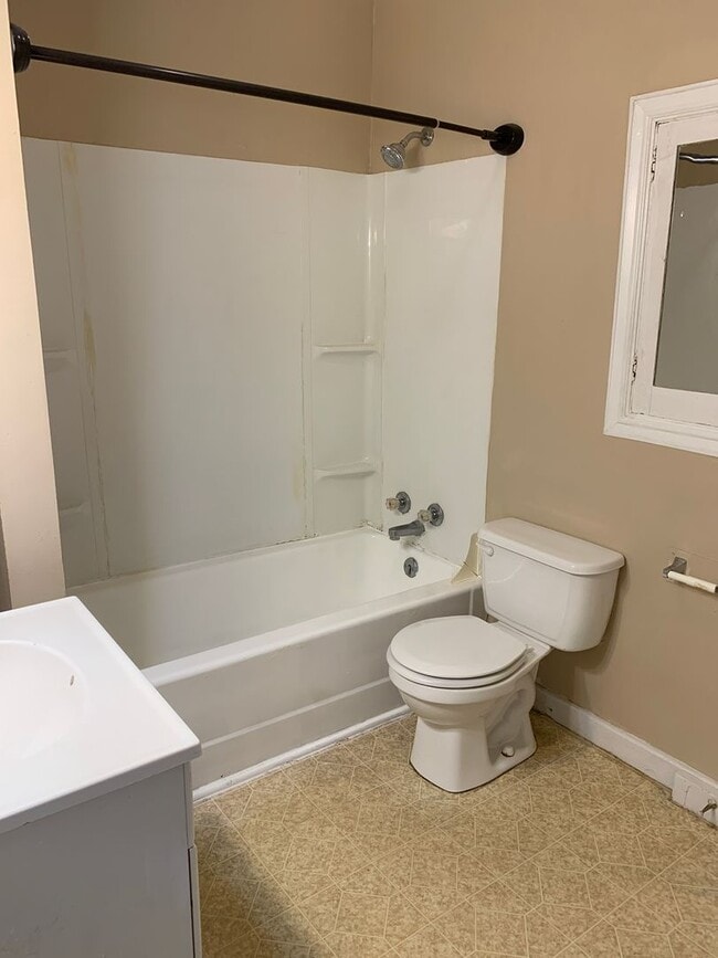 Building Photo - Large 3 Bedroom, 1.5 bath House