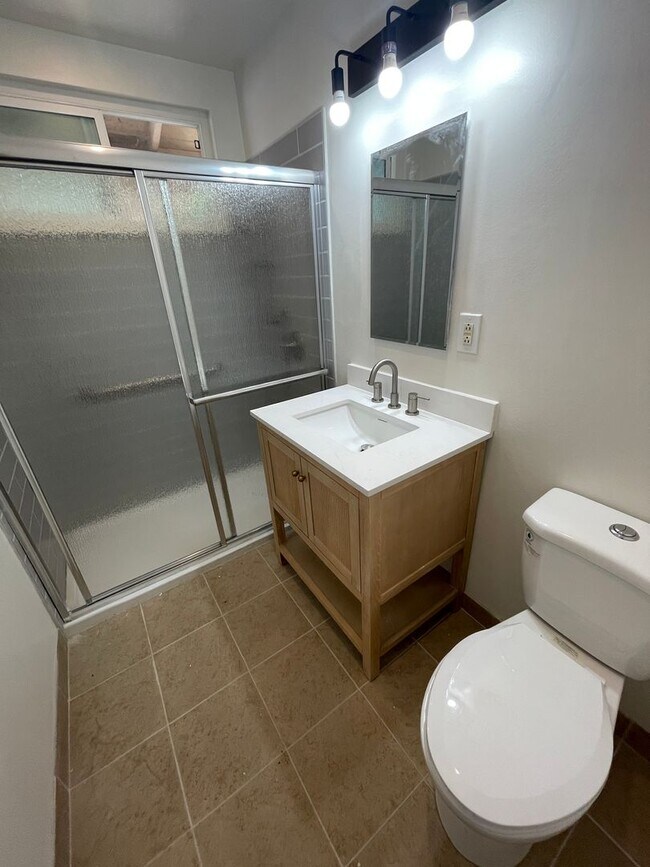 Building Photo - Charming 3br 1bth - Quiet Street