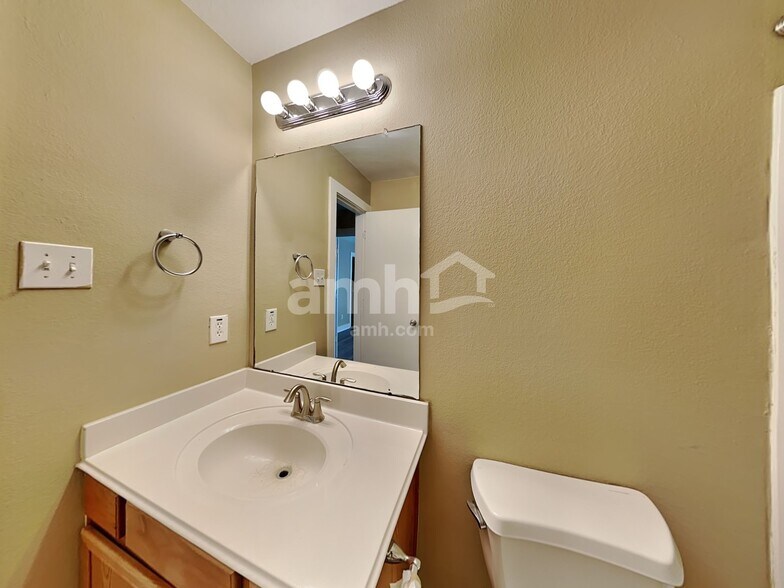 Building Photo - 802 Dragonfly Dr