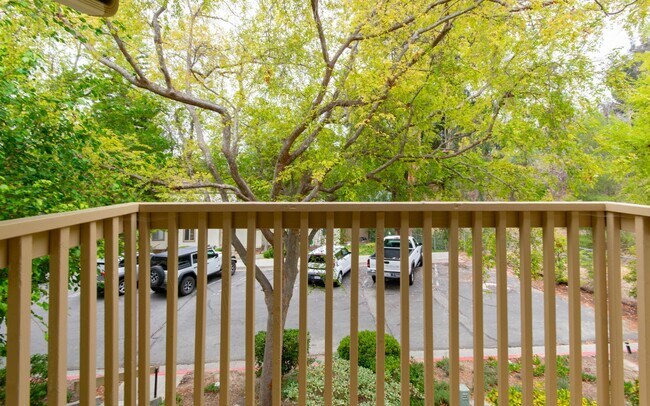 Building Photo - 3 Bedroom, 2.5 Bathroom Townhome!
