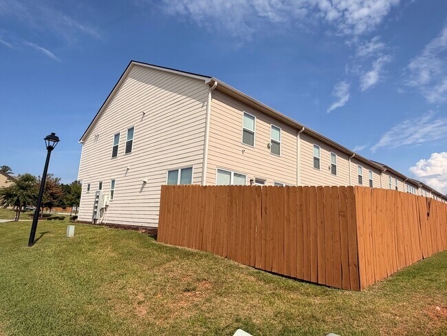 Building Photo - 2221 Flying Spur Dr
