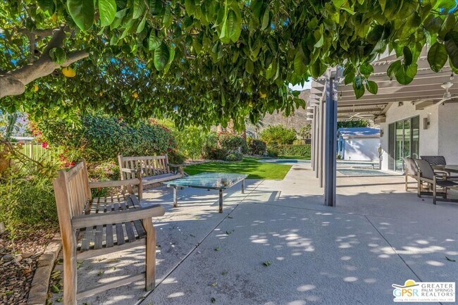 Building Photo - 605 E Sierra Way