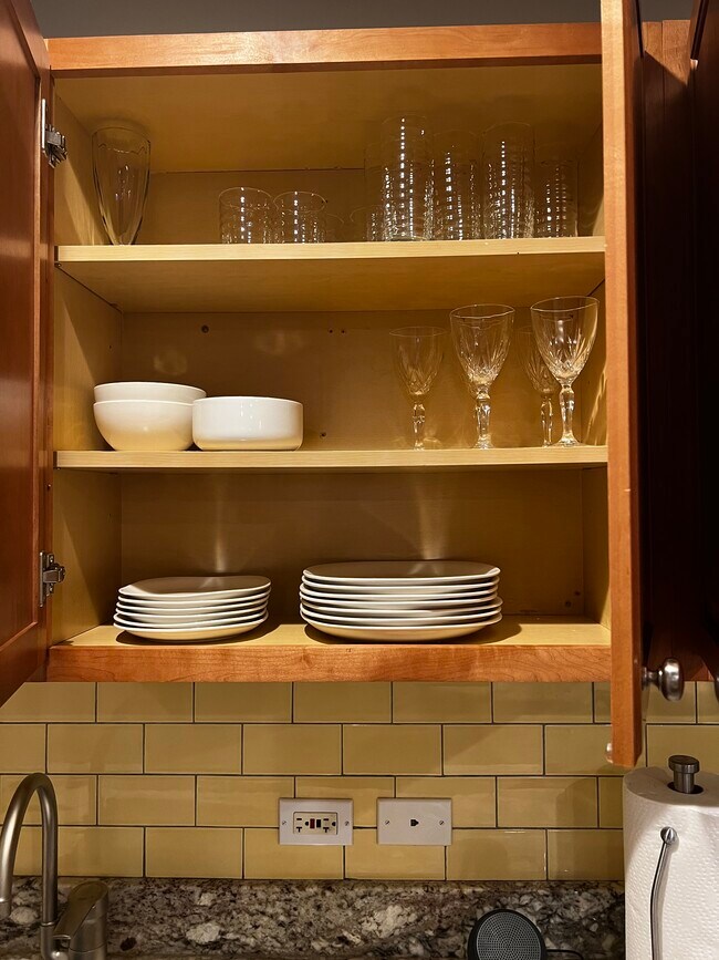 Building Photo - 1525 N Maplewood Ave