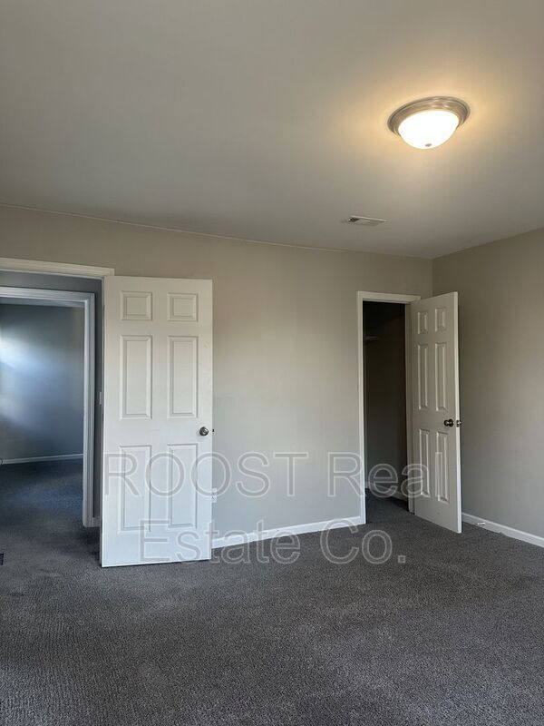 Building Photo - 480-482 E. Markison Avenue