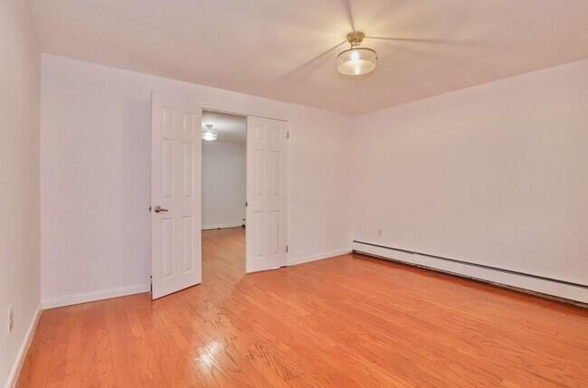 Building Photo - 509 7th St