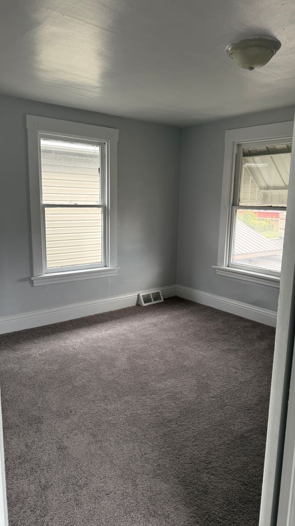 Building Photo - 2 bedroom house available now