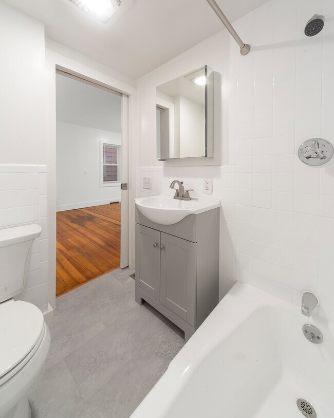 Building Photo - 323 Williams St